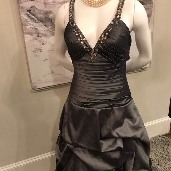 New small gray evening gown. - Picture 6 of 7